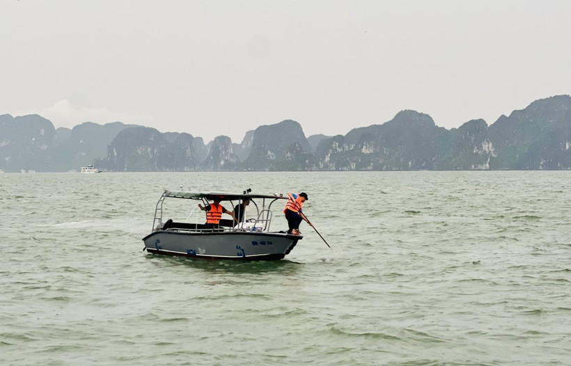 Rescuers search for missing people in the tragic capsizing of the Vinh Xanh 58 tourist boat on July 19 in Ha Long Bay, the northeastern province of Quang Ninh. (Photo: tienphong.vn)