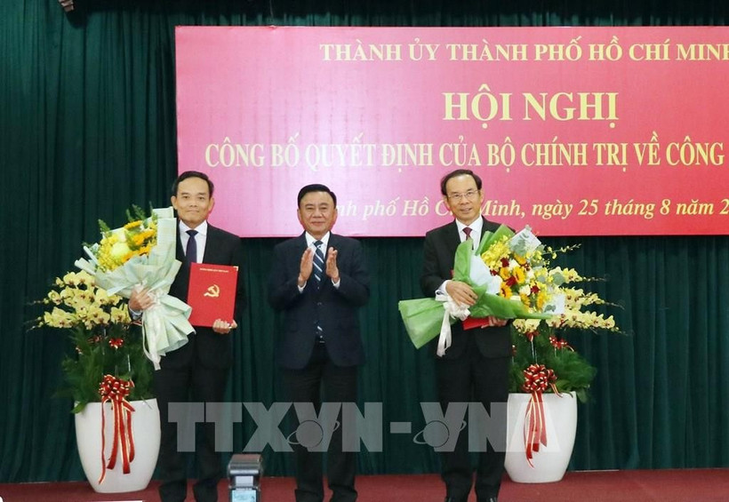 Standing member of the Party Central Committee’s Secretariat Tran Cam Tu (C) presents the Politburo’s decisions to Nguyen Van Nen (R) and Tran Luu Quang. (Photo: VNA)