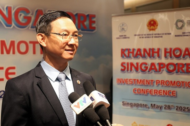 Vietnamese Ambassador to Singapore Tran Phuoc Anh grants an interview to the Vietnam News Agency at the event. (Photo: VNA)