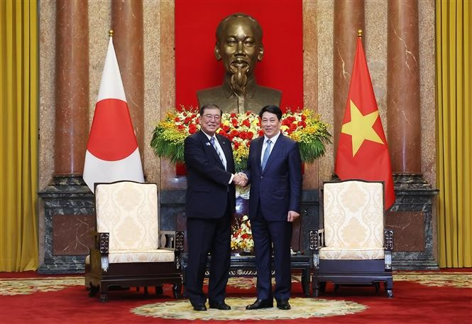 State President Luong Cuong (right) and Japanese PM Ishiba Shigeru at their meeting in Hanoi on April 28. (Photo: VNA)