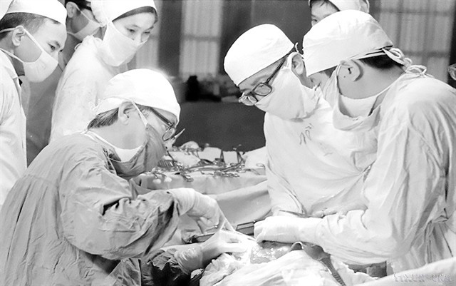 Professor Ton That Tung performs a liver surgery in 1976. (File photo: VNA)