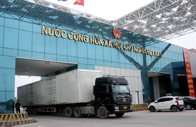 Vehicles carrying goods clear customs through Mong Cai (Vietnam) - Dongxing (China) border gate at Bac Luan II bridge area. (Photo: VNA)