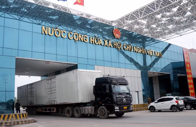 Vehicles carrying goods clear customs through Mong Cai (Vietnam) - Dongxing (China) border gate at Bac Luan II bridge area. (Photo: VNA)