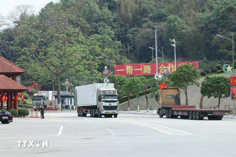 Trucks carry imported/exported goods at Huu Nghi border gate in the northern province of Lang Son. (Photo: VNA)