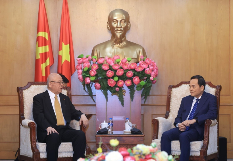 Tran Luu Quang, Secretary of the Communist Party of Vietnam (CPV) Central Committee and head of its Commission for Policies and Strategies (right) and Takebe Tsutomu, Special Advisor to the Japan-Vietnam Parliamentary Friendship Alliance (JVPFA). (Photo: VNA)