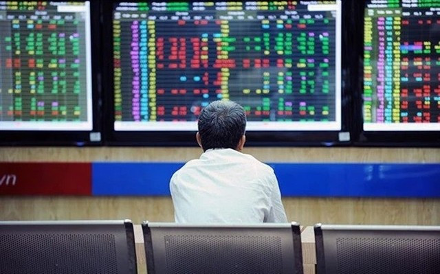 An investor monitors the stock market. (Photo: VNA)