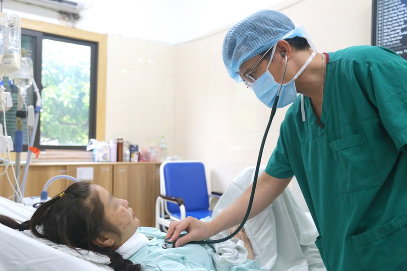 Doctor checks the patient’s health after the transplant (Photo: VietnamPlus)