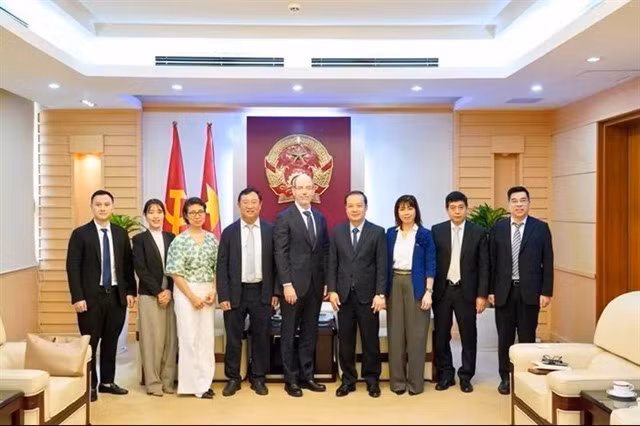 Deputy Minister of Science and Technology Pham Duc Long meets with Google’s Vice President for Emerging Markets Doron Avni in Hanoi on July 17. ( VGP Photo)