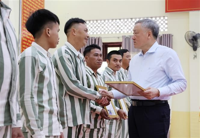 Permanent Deputy Prime Minister Nguyen Hoa Binh presents amnesty certificates to qualified prisoners formerly held at A2 Prison. (Photo: VNA)