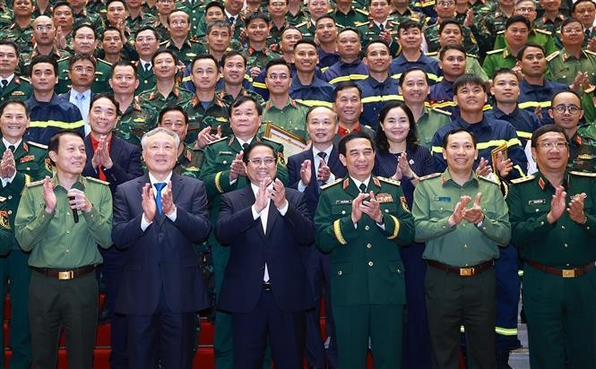 Prime Minister Pham Minh Chinh (third from the left, front row), delegates and officers and soldiers participating in the rescue mission to earthquake-hit Myanmar. (Photo: VNA)