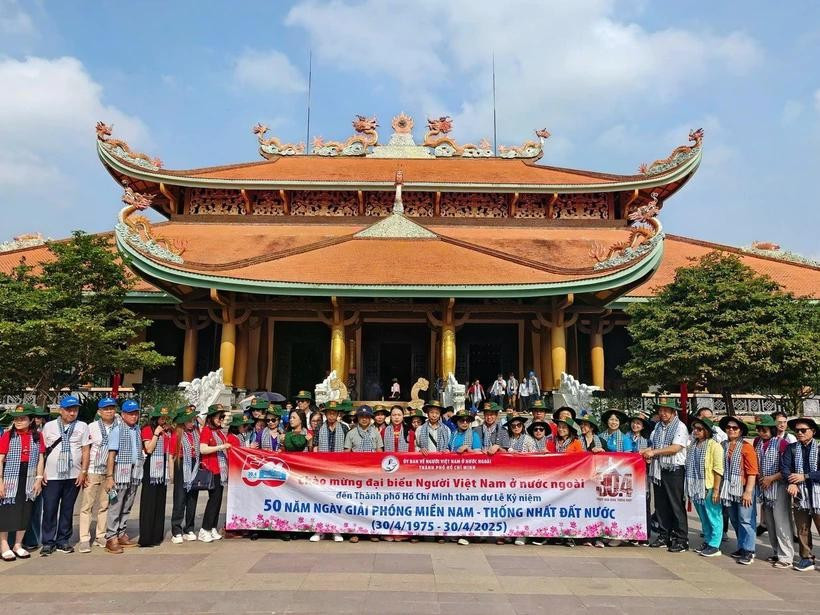 The delegation of overseas Vietnamese offer incense to commemorate the heroic martyrs at Ben Duoc Temple. (Photo: VNA)