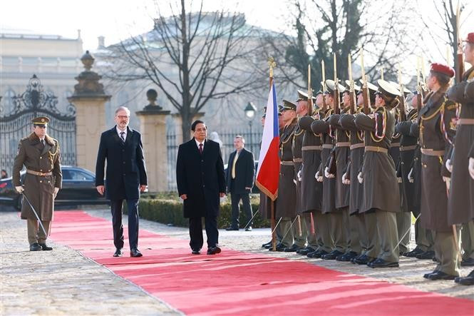 Vietnamese Prime Minister Pham Minh Chinh (right) and Czech Prime Minister Petr Fiala inspect the guard of honour at the welcome ceremony on January 20. (Photo: VNA)