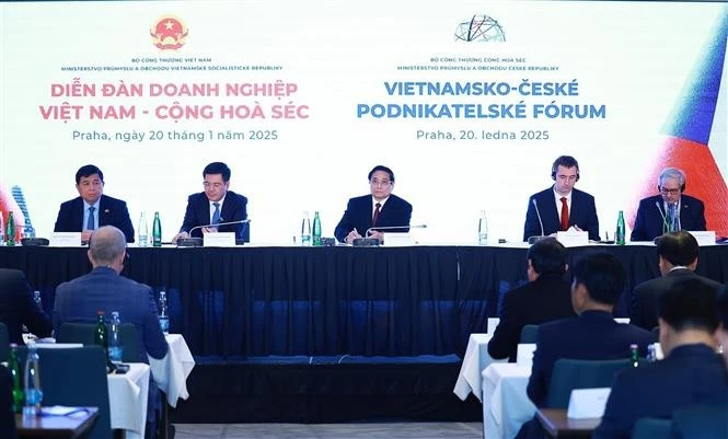 Prime Minister Pham Minh Chinh (C) attends the Vietnam-Czech Republic Business Forum (Photo: VNA)