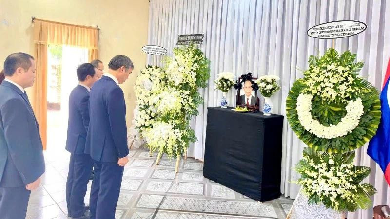 A delegation of Da Nang city led by Vice Secretary of the municipal Party Committee and Chairman of the municipal People’s Committee Le Trung Chinh pay tribute to Khamtay Siphandone, former President of the Lao People’s Revolutionary Party (LPRP) Central Committee and former President of Laos at the Consulate General of Laos in Da Nang. (Photo: nhandan.vn)