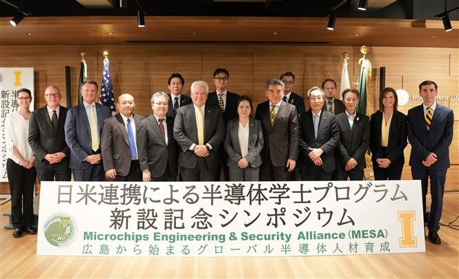Vietnamese Consul General in Fukuoka Vu Chi Mai (6th from right, first row) poses for a group photo with leaders of two universities at the event. (Photo: VNA)