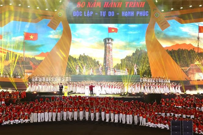 The programme features three chapters, staged on a grand scale with nearly 3,000 artists (Photo: VNA)