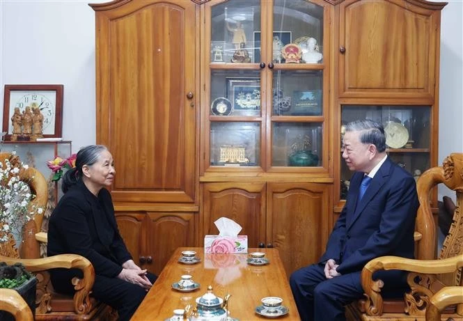 Party General Secretary To Lam (right) talks with Ngo Thi Man, the widow of Nguyen Phu Trong (Photo: VNA)