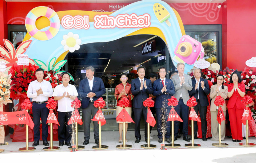 Delegates cut the ribbon to inaugurate the GO! Hung Yen shopping centre. (Photo: VNA)