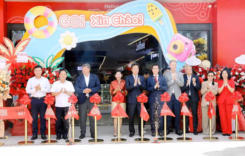 Delegates cut the ribbon to inaugurate the GO! Hung Yen shopping centre. (Photo: VNA)
