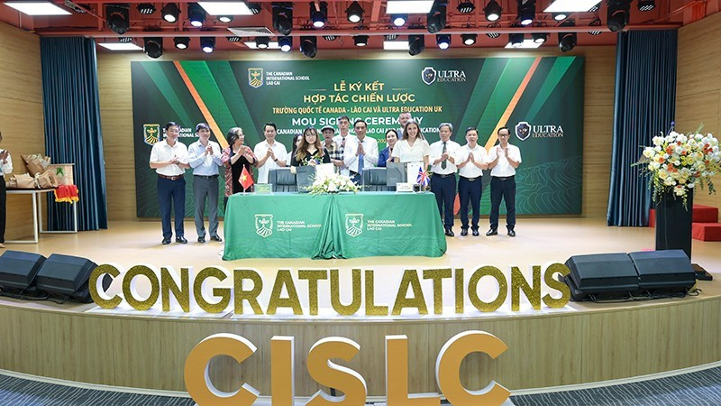 The signing ceremony between CIS Lao Cai and Ultra Education (Photo: nhandan.vn)