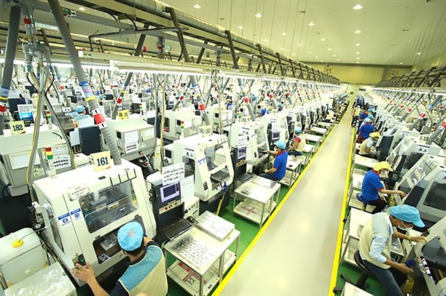 Workers at an electronic parts ensemble in Thai Nguyen province. (Photo: VNA)