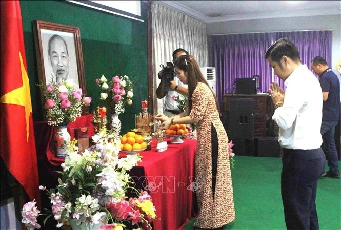 At the incense offering ceremony in Phnom Penh on May 18 marking the 135th anniversary of President Ho Chi Minh’s birth (May 19, 1890 – 2025). (Photo; VNA)