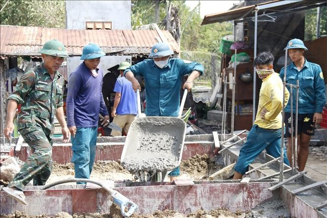 Building a new house for a heroic Vietnamese mother in Binh Thuan (Photo: VNA)