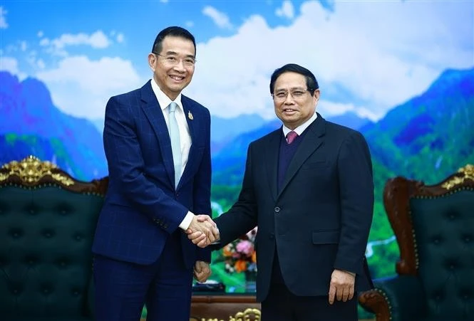 Prime Minister Pham Minh Chinh (R) receives Thai Minister of Foreign Affairs Maris Sangiampongsa (Photo: VNA)