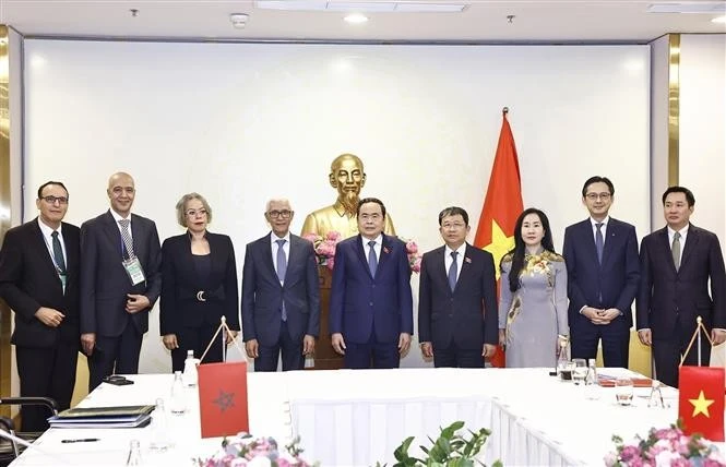 NA Chairman Tran Thanh Man (fifth from right), Speaker of the House of Representatives of Morocco Rachid Talbi El Alami (fourth from left) and other officials at the reception in Can Tho on January 21 (Photo: VNA)