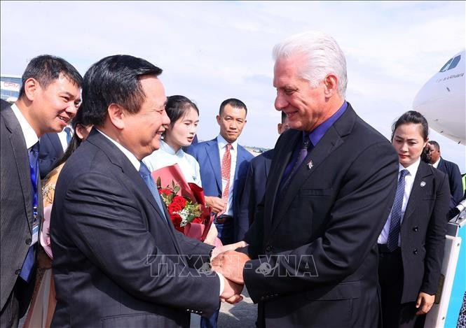 First Secretary of the Communist Party of Cuba Central Committee and President of Cuba Miguel Díaz-Canel Bermúdez is welcomed at the airport by Politburo member, Chairman of the Central Theoretical Council and President of the Ho Chi Minh National Academy of Politics Nguyen Xuan Thang. (Photo: VNA)