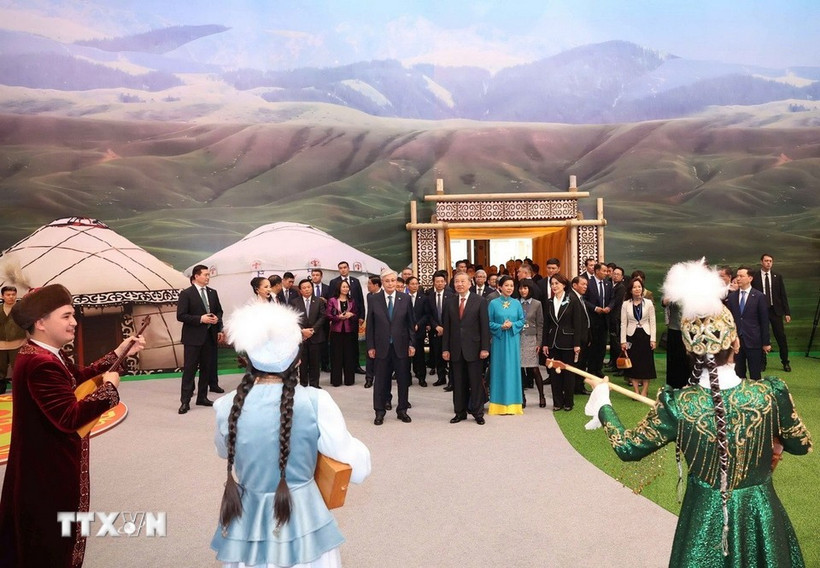 Party General Secretary To Lam and his entourage explore Etno-Aul, the traditional cultural village of Kazakhstan. (Photo: VNA)