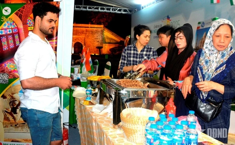 Tourists at the Hanoi Tourism Festival 2025 (Photo: qdnd.vn)