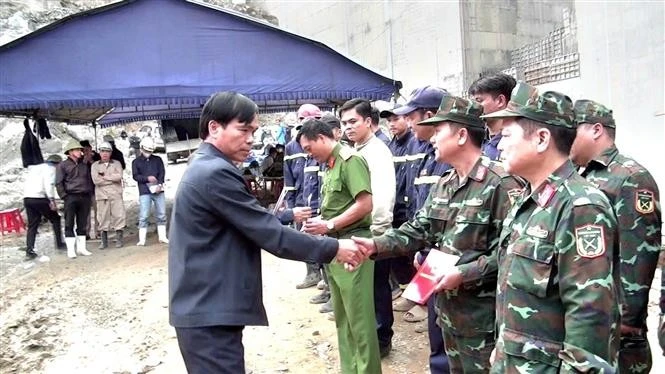 Chairman of the People's Committee of Dak Glei district Le Viet Nam presents on-the-spot reward to the rescue team (Photo: VNA)