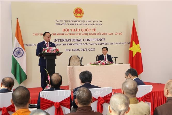 Politburo member, Secretary of the Party Central Committee and head of the committee's Commission for Information and Education, and Mass Mobilisation Nguyen Trong Nghia addresses the event (Photo: VNA)