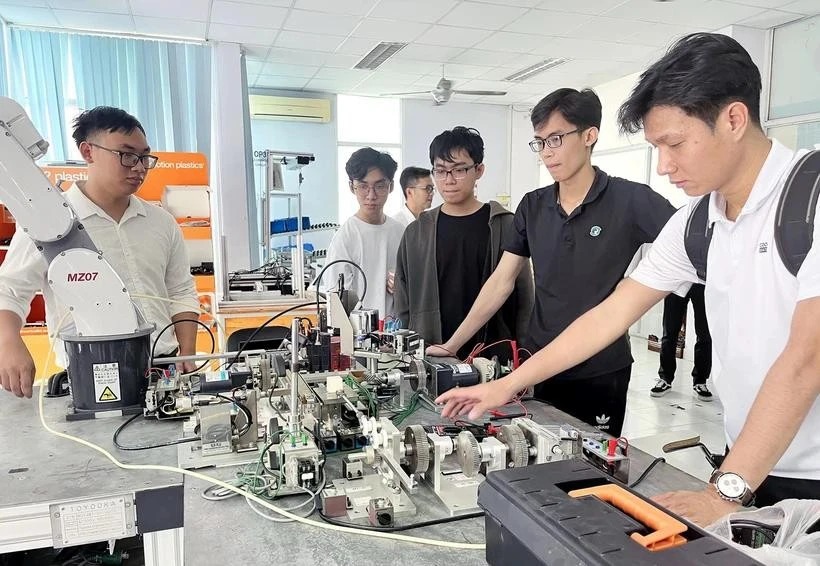 Students at a training centre in the Ho Chi Minh City High-Tech Park (Photo: VNA)