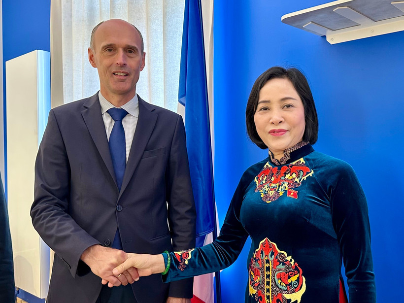 NA Vice Chairwoman Nguyen Thi Thanh (right) and Mayor of Provins city Olivier Lavenka (Photo: VNA)