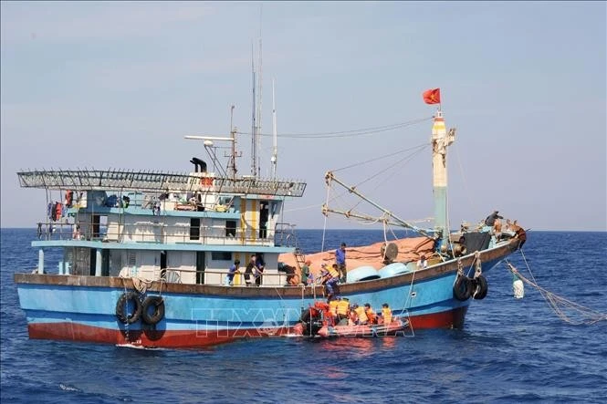 Officers of Coast Guard Region 2 approach a fishing boat of Phu Yen province for inspection. (Photo: VNA)