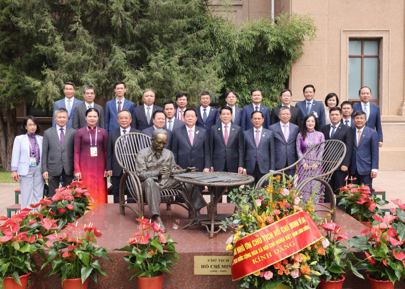 State President Luong Cuong and staff of the Vietnamese Embassy in China pose for a group photo. (Photo: VNA)
