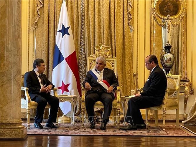 Vietnamese Ambassador to Mexico and Panama Nguyen Van Hai (left) on August 20 presents his credentials to Panamanian President José Raúl Mulino Quintero. (Photo: VNA)