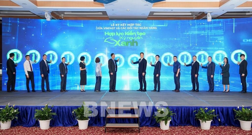 VinFast signs a cooperation agreement with 12 financial institutions to help Hanoi residents transition from petrol-powered vehicles to electric ones (Photo: VNA) 