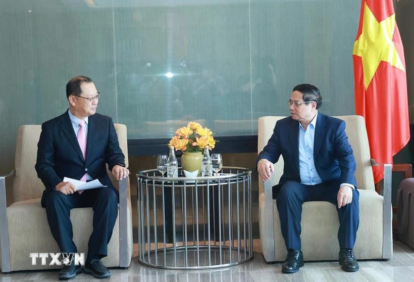 Prime Minister Pham Minh Chinh (right) receives a leader of Hyosung Vina Co. Ltd in Ba Ria-Vung Tau province on March 20. (Photo: VNA)