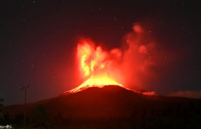 Mount Lewotobi Laki-laki in Indonesia's East Nusa Tenggara (NTT) erupts on September 19. (Photo: Xinhua/VNA)