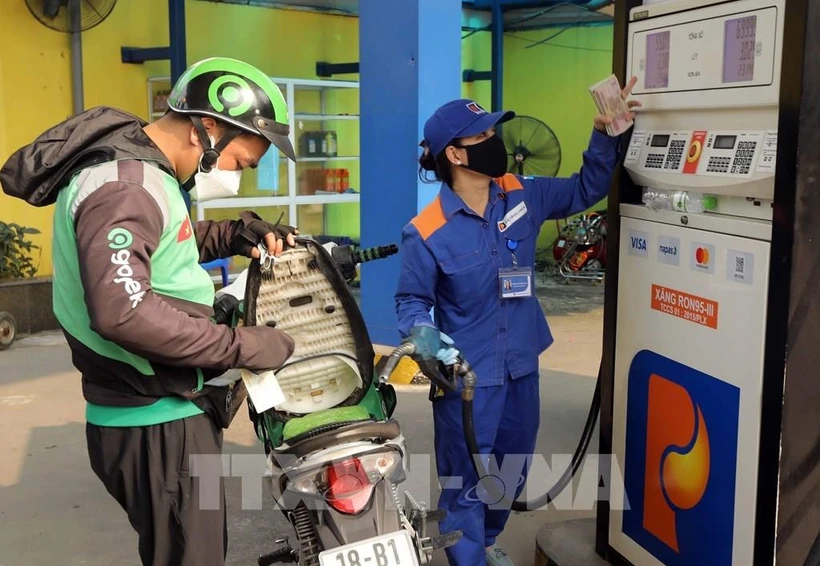 The retail prices of petrol increase on January 9 afternoon (Photo: VNA)