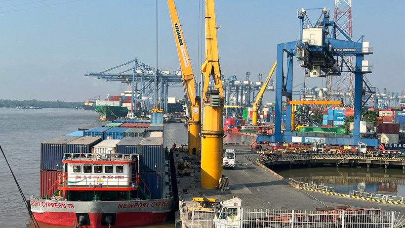 Political and macroeconomic stability, and the flexible implementation of fiscal and monetary policies help keep inflation at a safe level, enabling interest rate cuts and supporting production. (Photo: VietnamPlus).