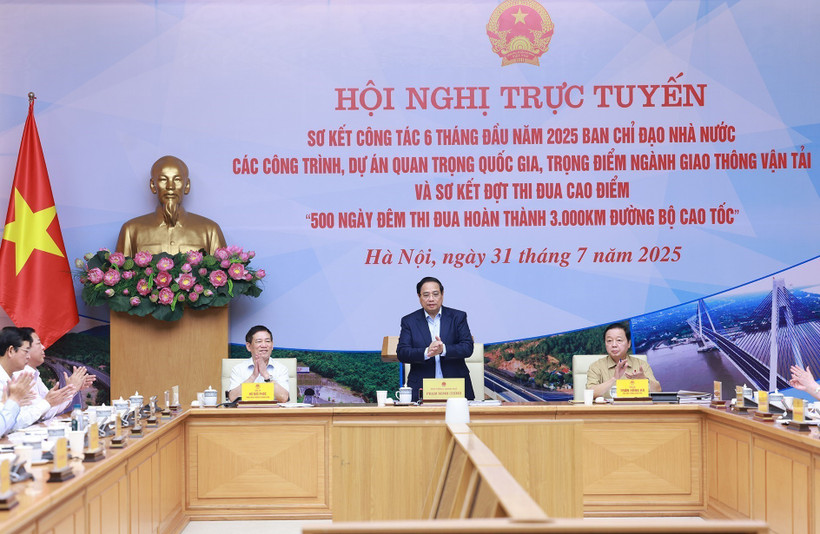 Prime Minister Pham Minh Chinh chairs the 19th meeting of the State Steering Committee for National Key Transport Projects on July 31. (Photo: VNA)