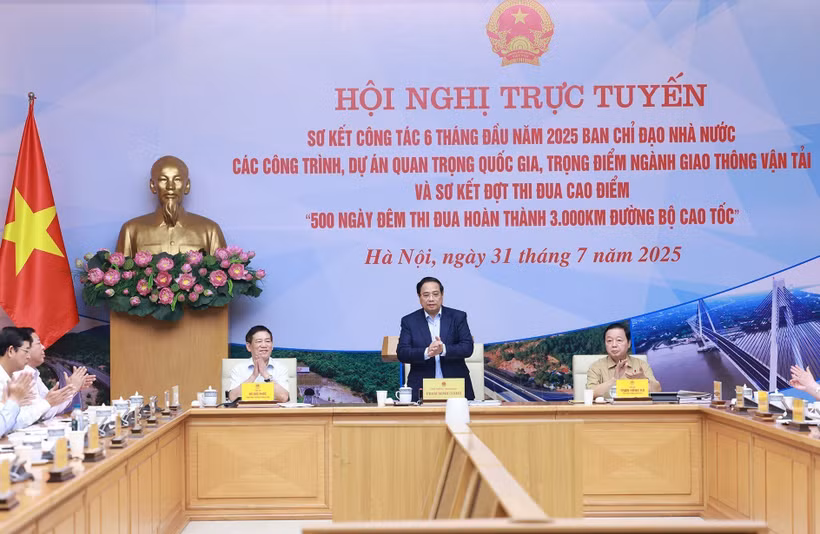 Prime Minister Pham Minh Chinh chairs the 19th meeting of the State Steering Committee for National Key Transport Projects on July 31. (Photo: VNA)