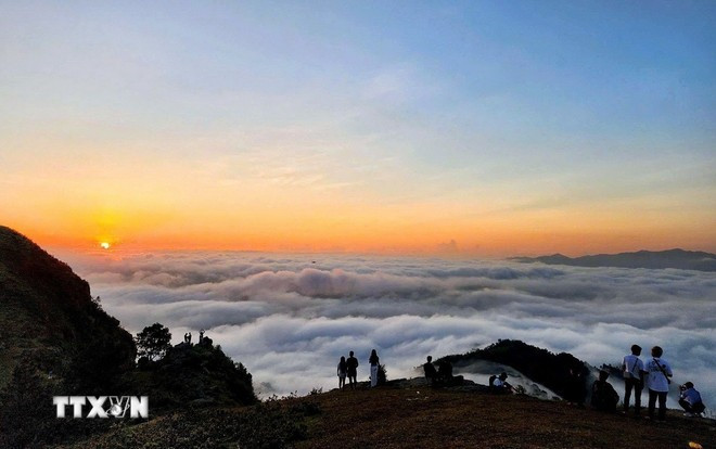 Tourists come to hunt clouds in Dong Cao Plateau. (Photo: VNA)