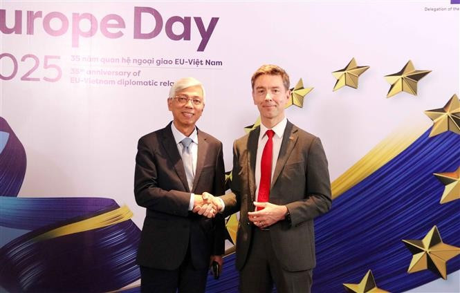 Vice Chairman of the Ho Chi Minh city People's Committee Vo Van Hoan (left) and EU Ambassador to Vietnam Julien Guerrier. (Photo: VNA)