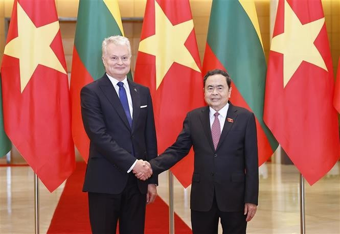 National Assembly Chairman Tran Thanh Man (R) welcomes Lithuanian President Gitanas Nauseda in Hanoi on June 12 (Photo: VNA)