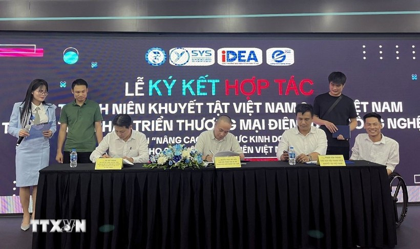 The agreement signing ceremony in Hanoi on July 10 (Photo: VNA)